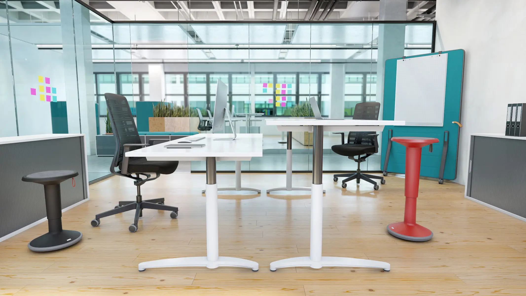 Interstuhl UP Stehhocker in Rot und Schwarz als flexible Sitzlösung im modernen Büro