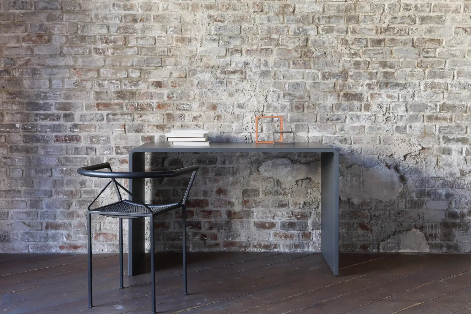 Zeus Solitaire Schreibtisch in einer Loft-Einrichtung mit reduziertem Design und urbanem Charakter.