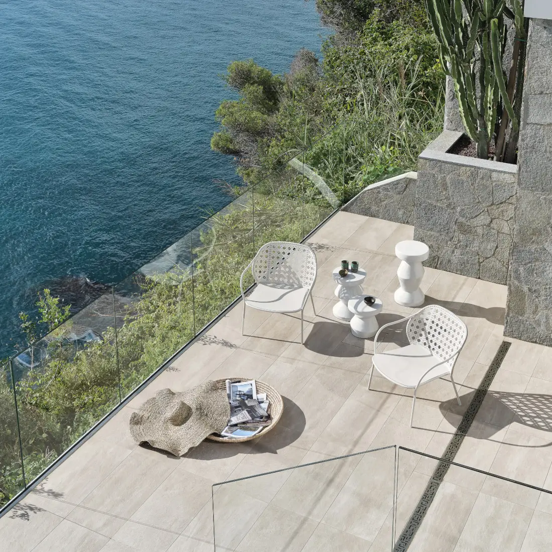 Gervasoni Brise 26 Loungesessel auf moderner Outdoor Terrasse am Meer