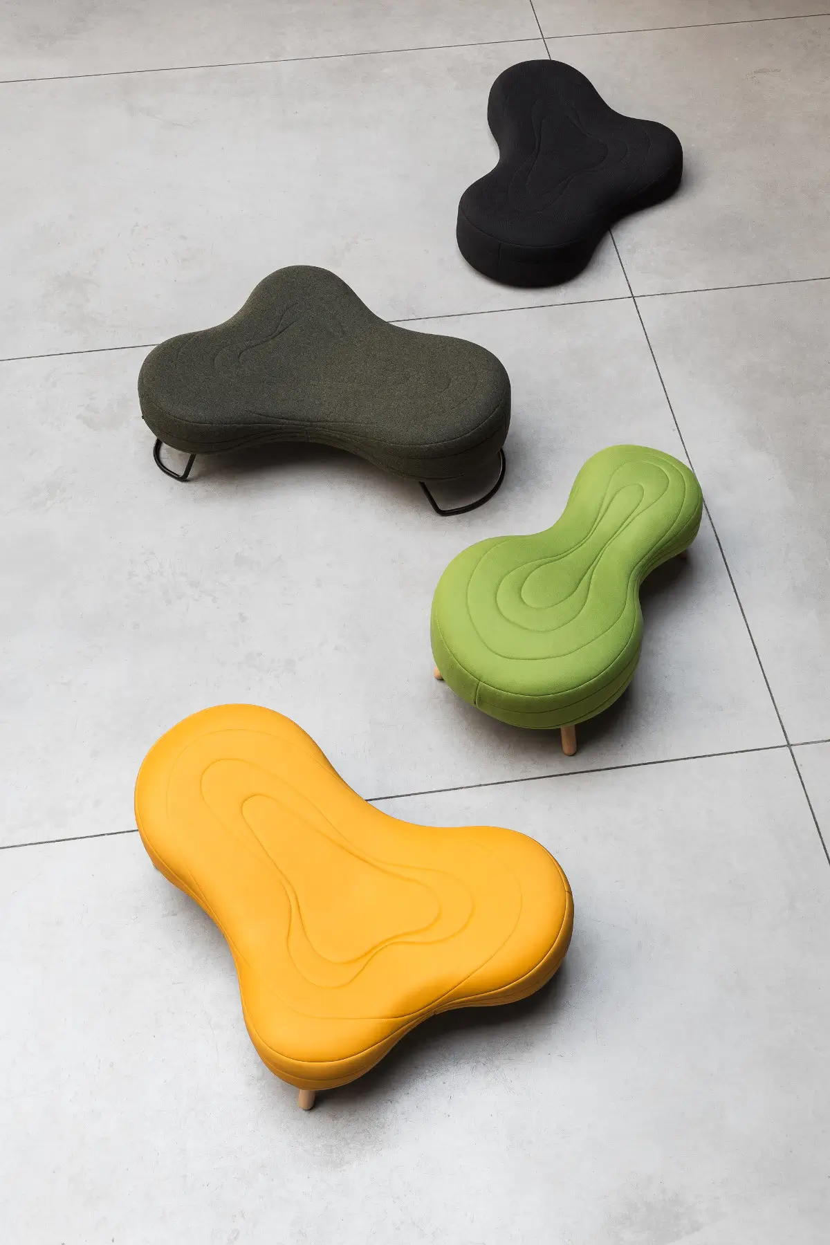 Noti Bouli Sofa 3-Sitzer mit Kufengestell zusammen mit weiteren Bouli Sitzmöbeln in modernem Ambiente