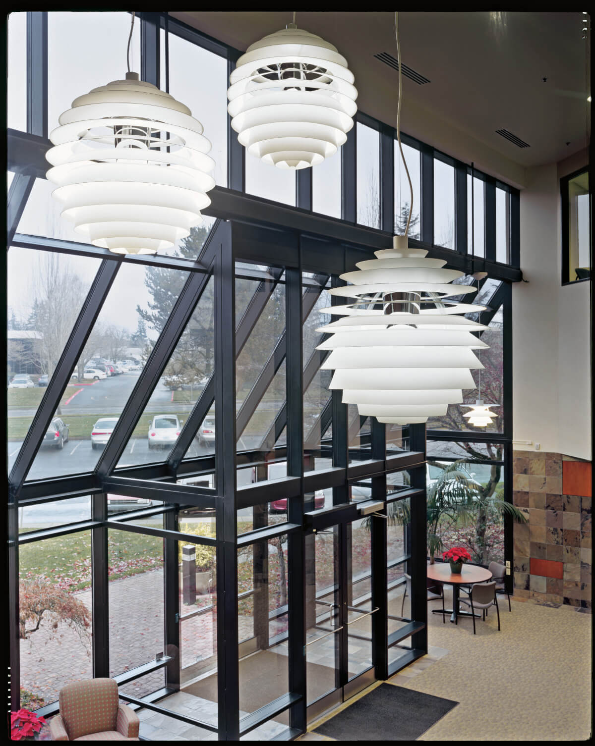 Louis Poulsen PH Louvre Pendelleuchte mit blendfreiem Licht und ikonischem Schirmdesign aus weiß lackiertem Metall.