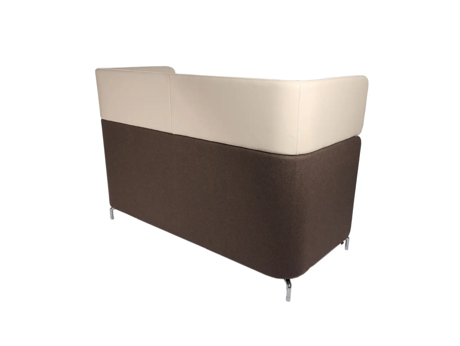 Rechte Seitenansicht des Wagner W-Lounge Highback Sofas in Braun und Creme mit hoher Rückenlehne und elegantem Kufengestell.