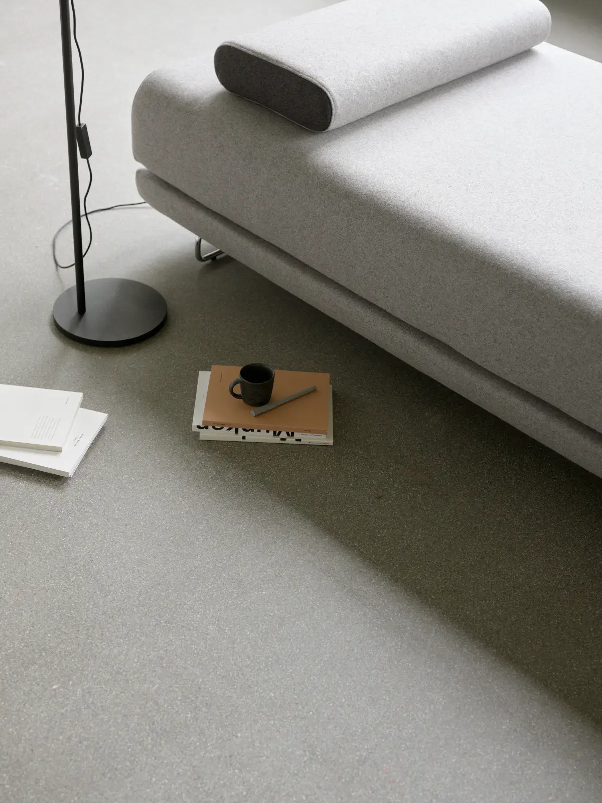 Softline Shine Daybed in Hellgrau in naher Detailansicht mit gepolsterter Liegefläche, länglichem Kissen und filigranem Metallgestell.