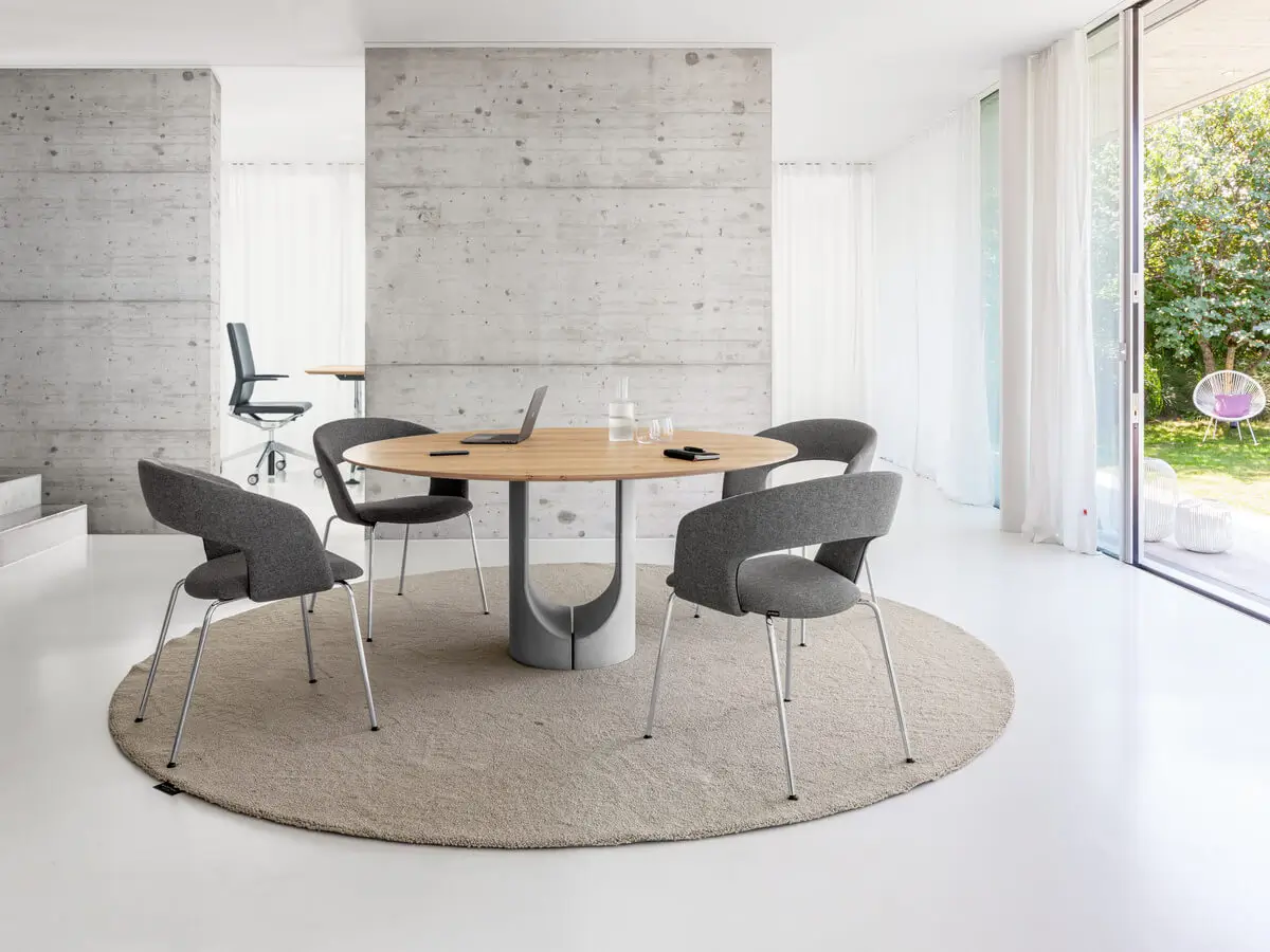 Girsberger Calina Vierbeinstühle mit gepolsterter Sitzschale rund um einen Tisch für Besprechungen und Meetings.