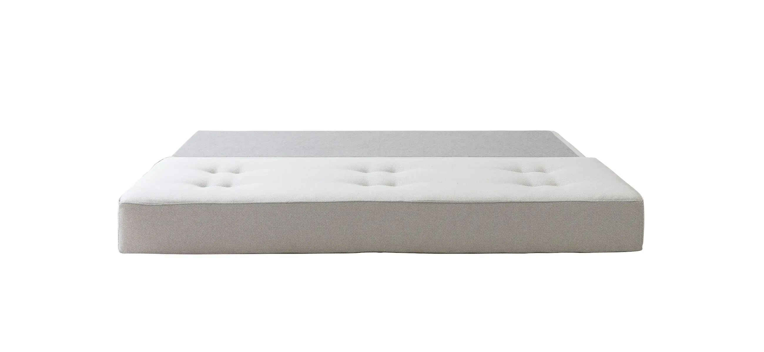 Softline Frame Daybed in Beige mit ausgezogener Liegefläche und gepolsterter Oberfläche mit dezenter Knopfheftung.