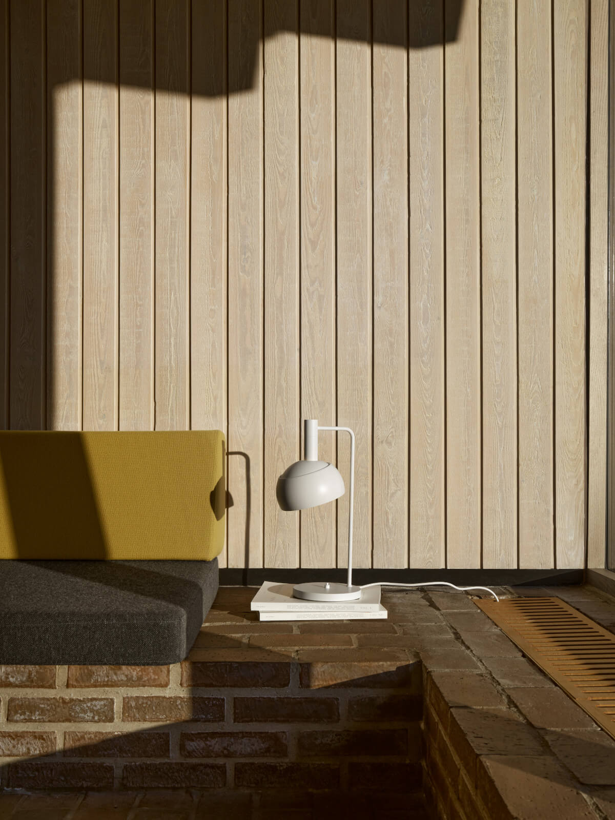 Louis Poulsen FJ Elements Tischleuchte im modernen Design mit sanftem Licht für stilvolles Ambiente.