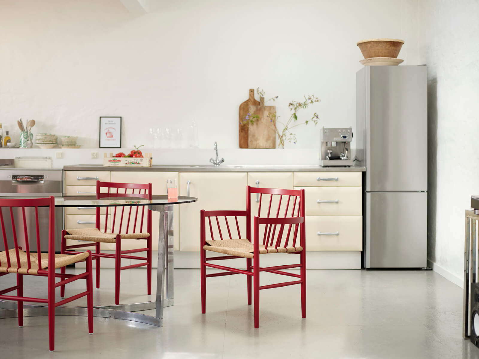 FDB Møbler J81 Armlehnstuhl im modernen Esszimmer, ergonomisch, elegant und langlebig – funktionales dänisches Design