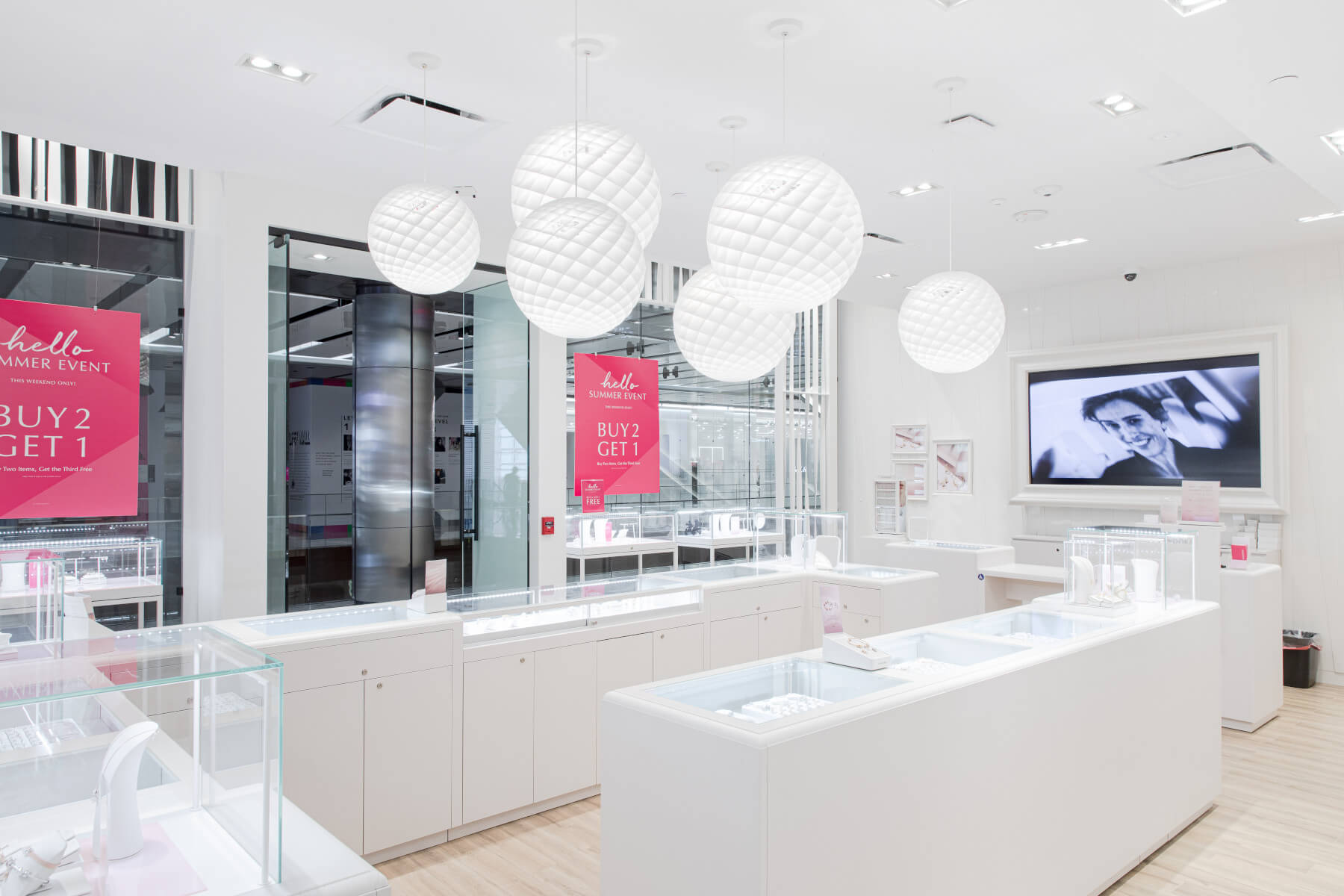 Zeitlose Louis Poulsen Patera Pendelleuchte mit dynamischer Struktur für ästhetisches und funktionales Licht.