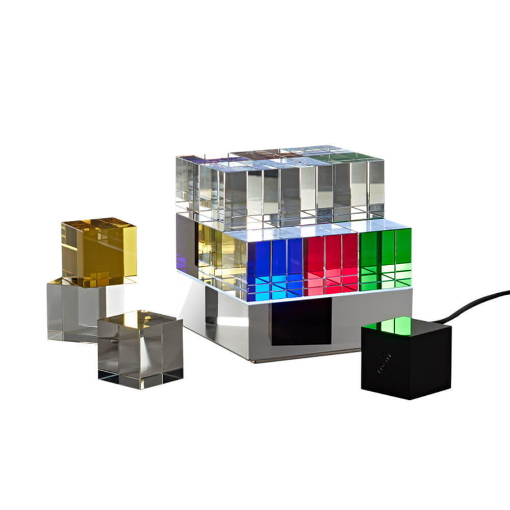 Perspektivische Ansicht der Tecnolumen Cubelight Move MSCL 3 Tischleuchte mit Glaswürfeln