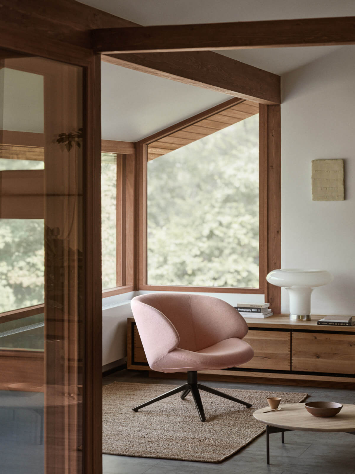 Vista Drehsessel von Softline, bequemer Polstersessel mit Drehfuß, minimalistisches skandinavisches Design für Wohn- und Lounge-Bereich