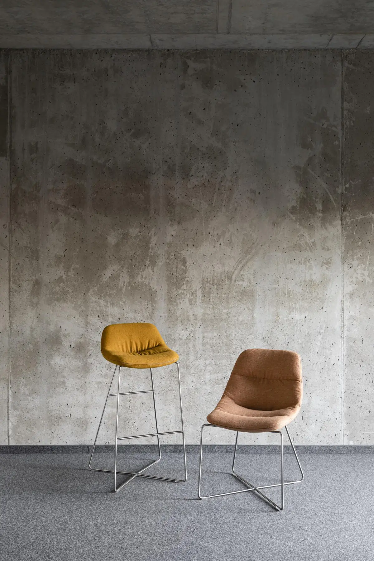 Noti Mishell Soft Barhocker Höhe 79 cm mit passendem Mishell Soft Stuhl in modernem Interieur