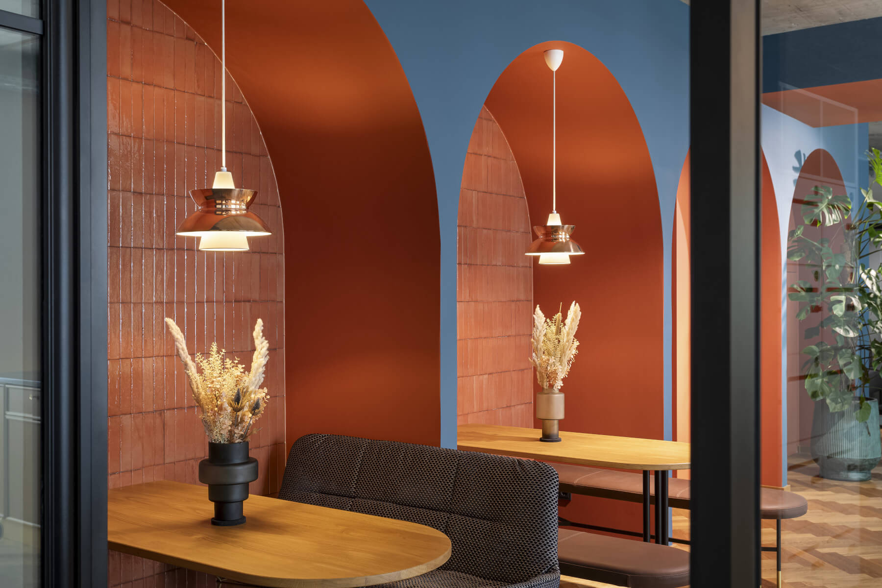 Louis Poulsen Doo-Wop Pendellampe mit weichem Lichtschein, optimal für Ambiente- und Akzentbeleuchtung.